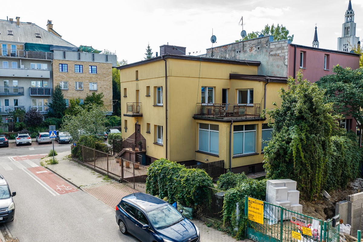 Widok z drona na dom i zabudowę Grochowa