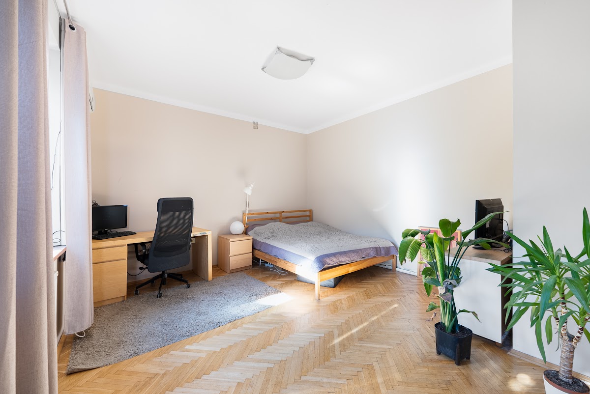 Pokój z drewnianą podłogą